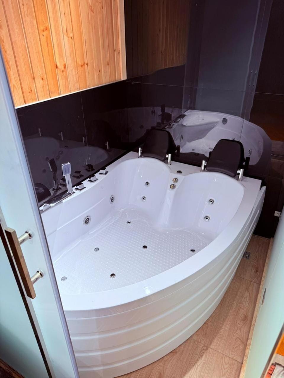 Bed, Hot Tub, Hot Tub, Bathroom, Photo of the whole room, Bedroom, Bath