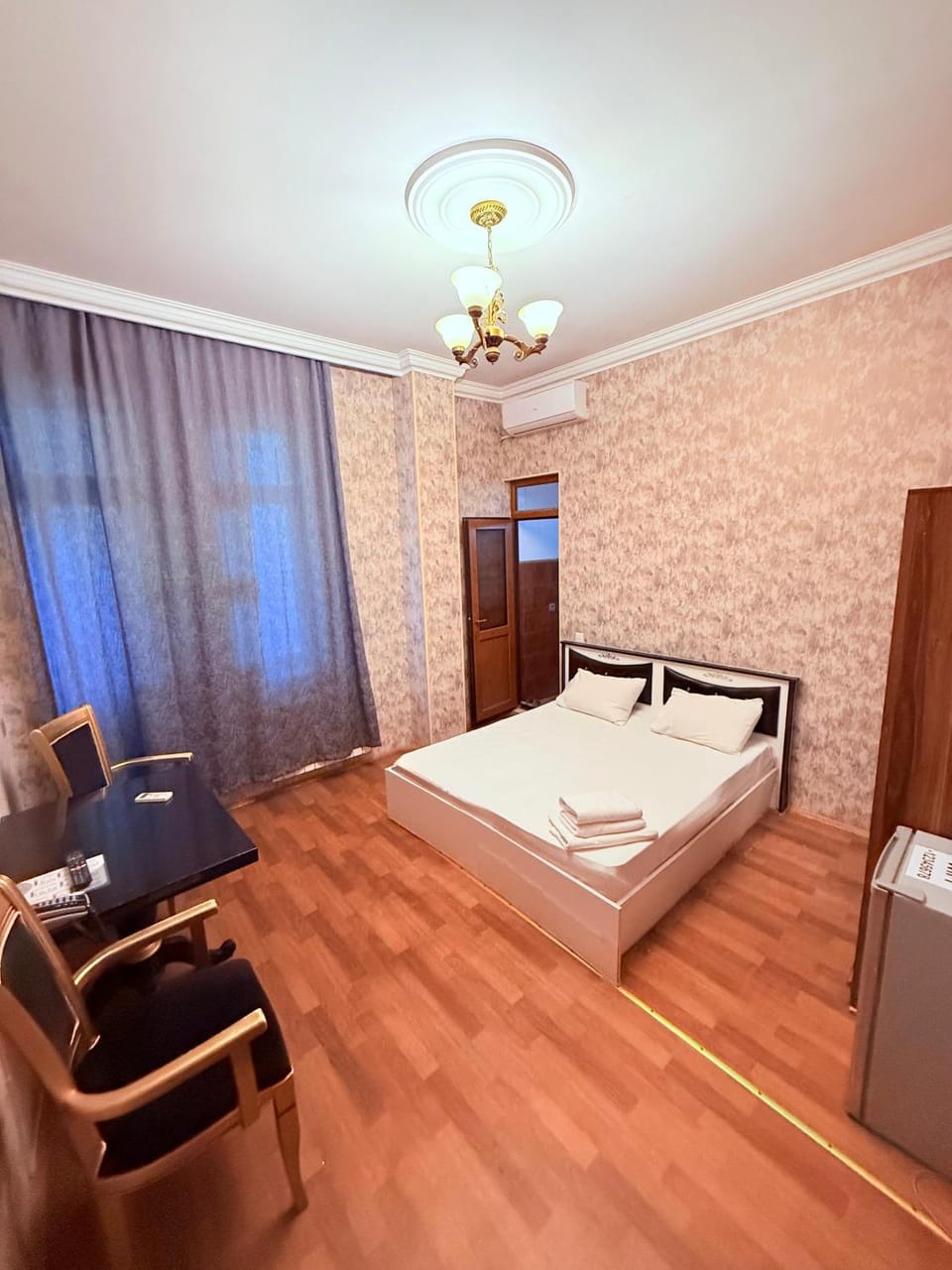 Bed, TV and multimedia, Living room, Photo of the whole room, Seating area, Bedroom, wardrobe