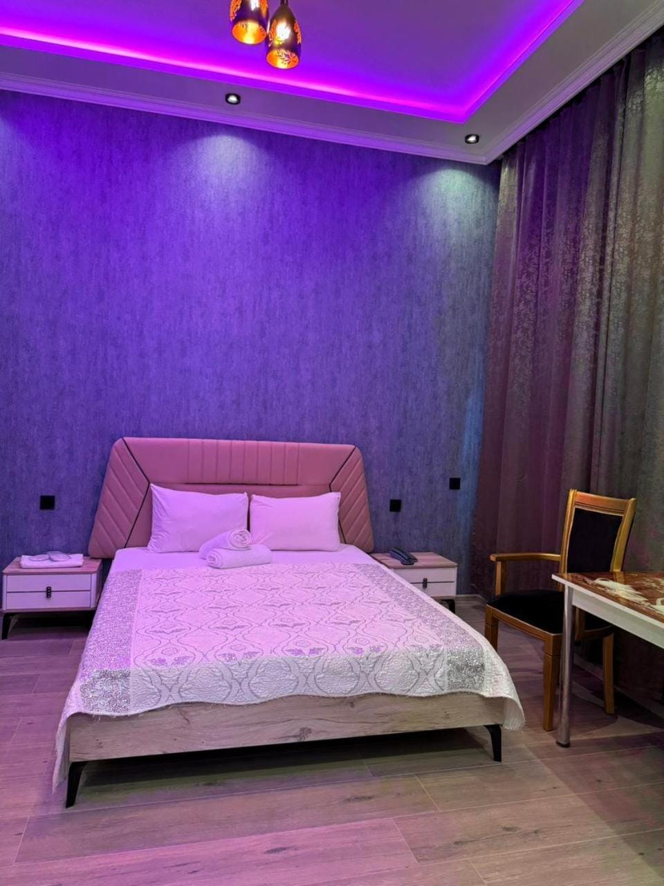 Bed, Living room, Photo of the whole room, Seating area, Bedroom
