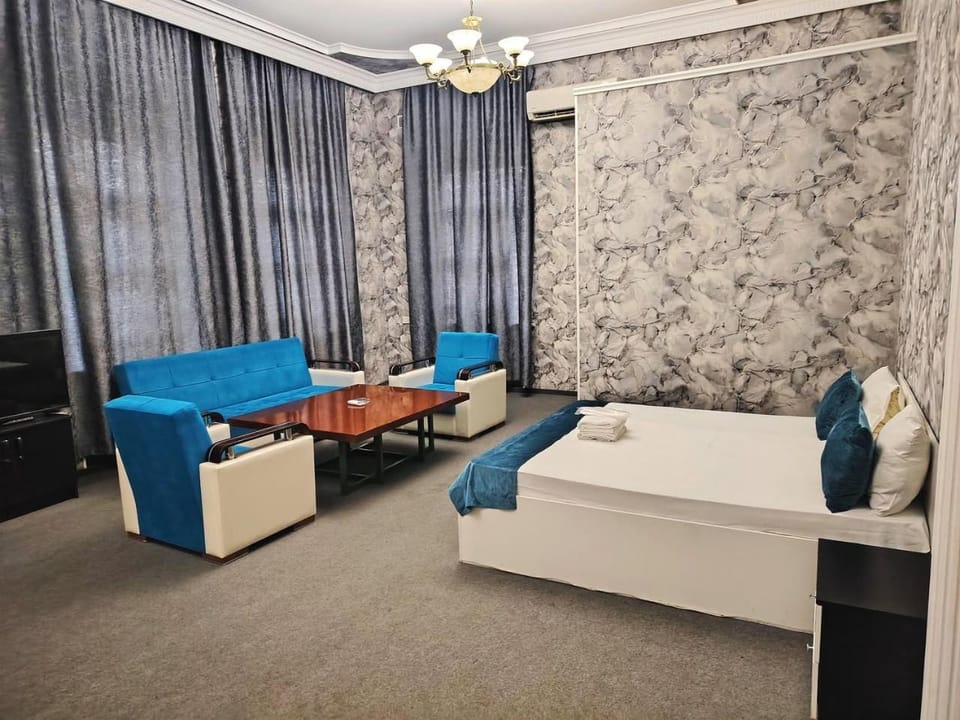 Bed, TV and multimedia, Living room, Photo of the whole room, Seating area, Bedroom