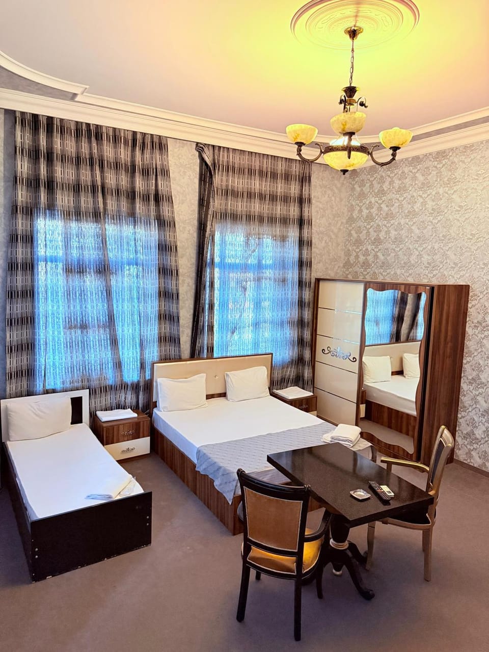 Bed, TV and multimedia, Living room, Photo of the whole room, Seating area, Dining area, Bedroom, hair dresser