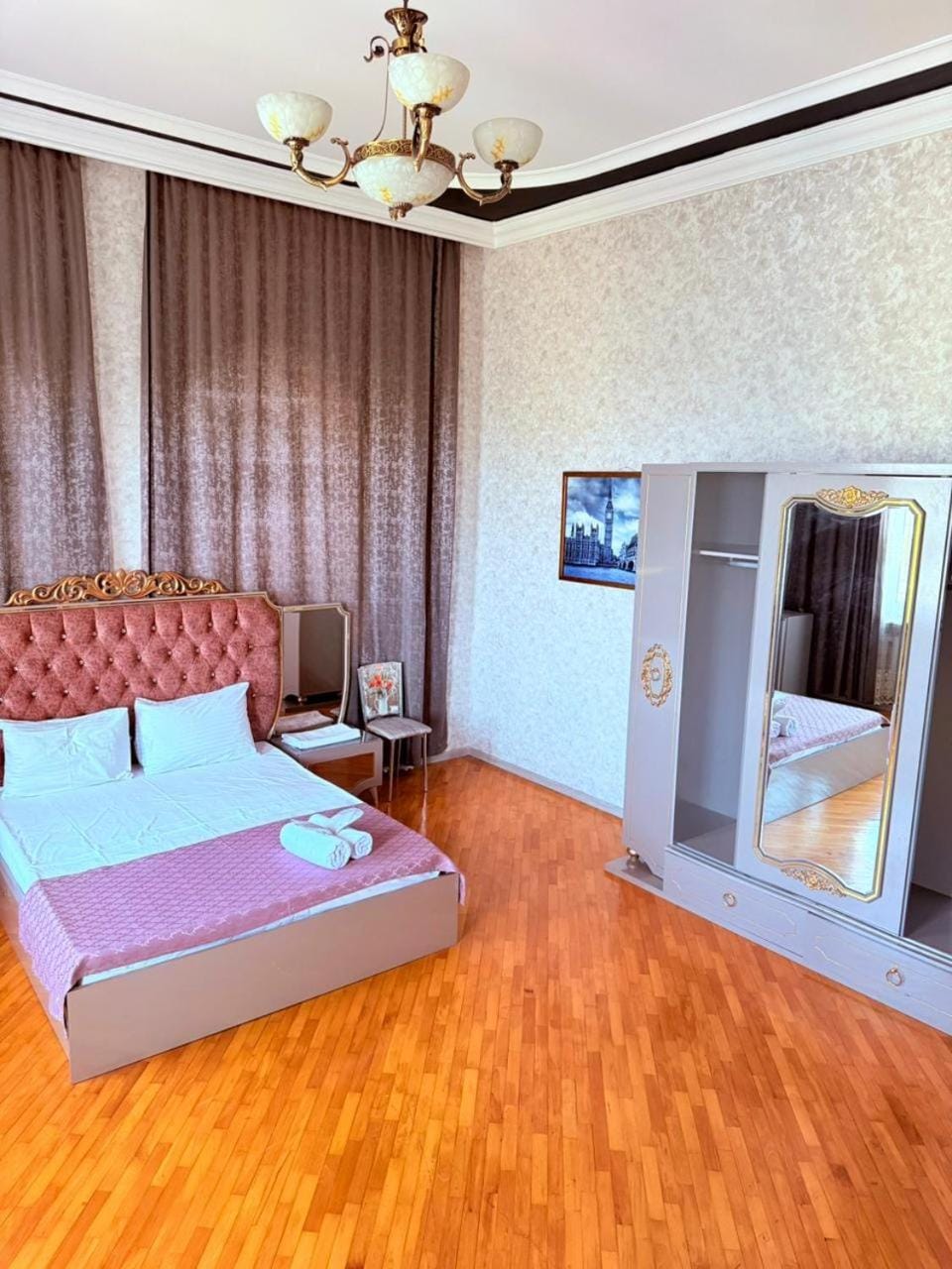 Bed, TV and multimedia, Living room, Photo of the whole room, Seating area, Bedroom, wardrobe