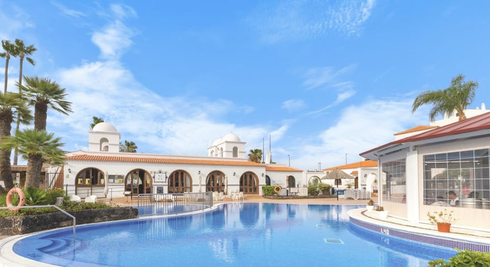 Beautiful 4 bedroom apartment with private jacuzzi Apartment in Abona