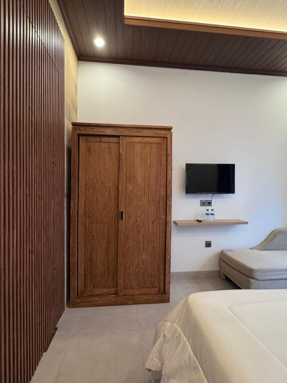 TV and multimedia, wardrobe