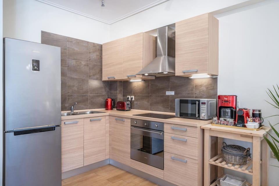 Coffee/tea facilities, Kitchen or kitchenette, oven, stove, toaster