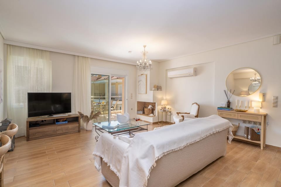 Communal lounge/ TV room, TV and multimedia, Living room, Photo of the whole room, Seating area, Evening entertainment, air conditioner