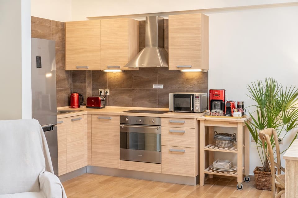 Coffee/tea facilities, Kitchen or kitchenette, oven, stove, toaster