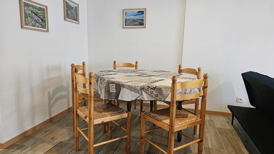 Seating area, Dining area