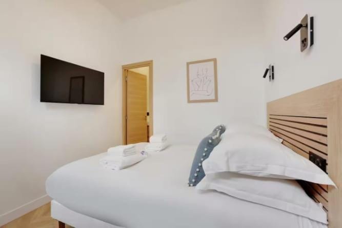 Spacious & Bright 2BR Apartment 6 Guests Bastille Apartment in Paris