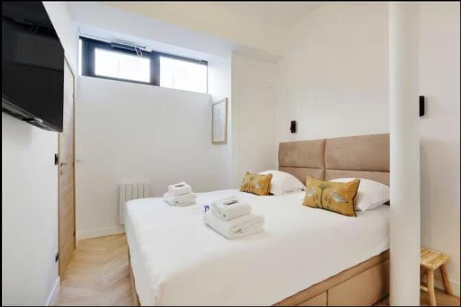 Spacious & Bright 2BR Apartment 6 Guests Bastille Apartment in Paris