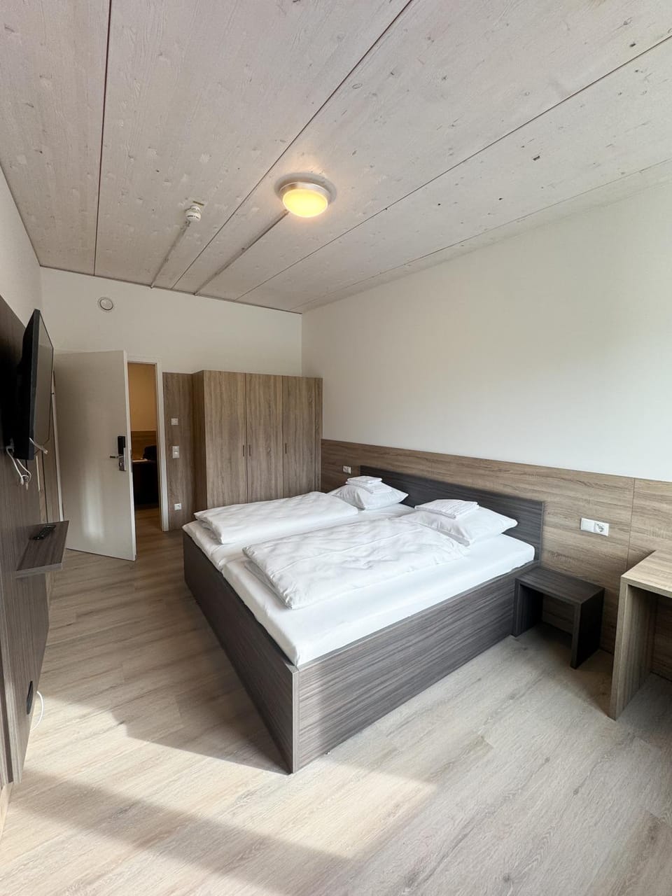 Bed, TV and multimedia, Photo of the whole room, Bedroom