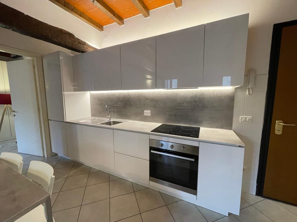 Kitchen or kitchenette, dishwasher, oven