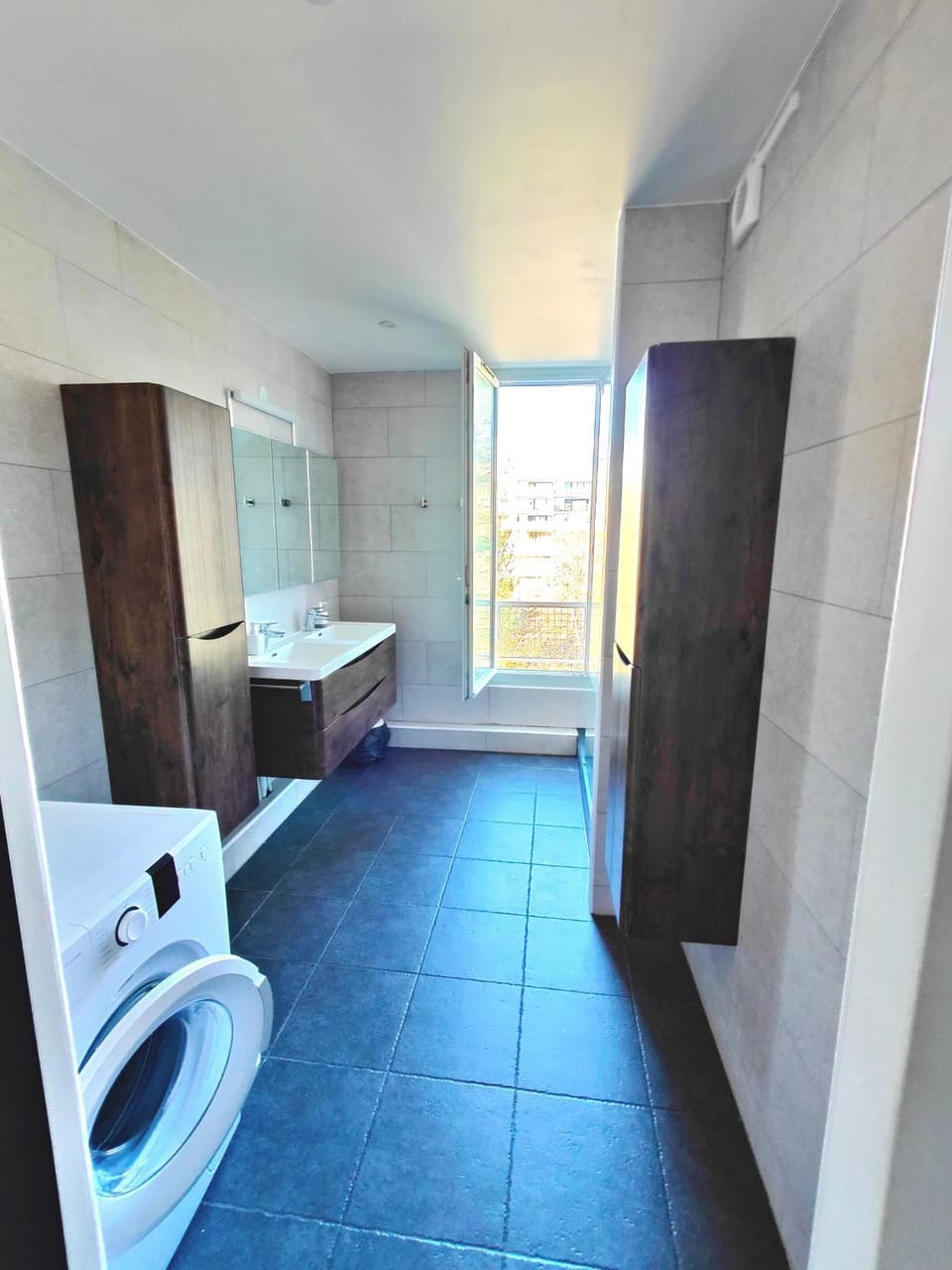 Bathroom, washing machine