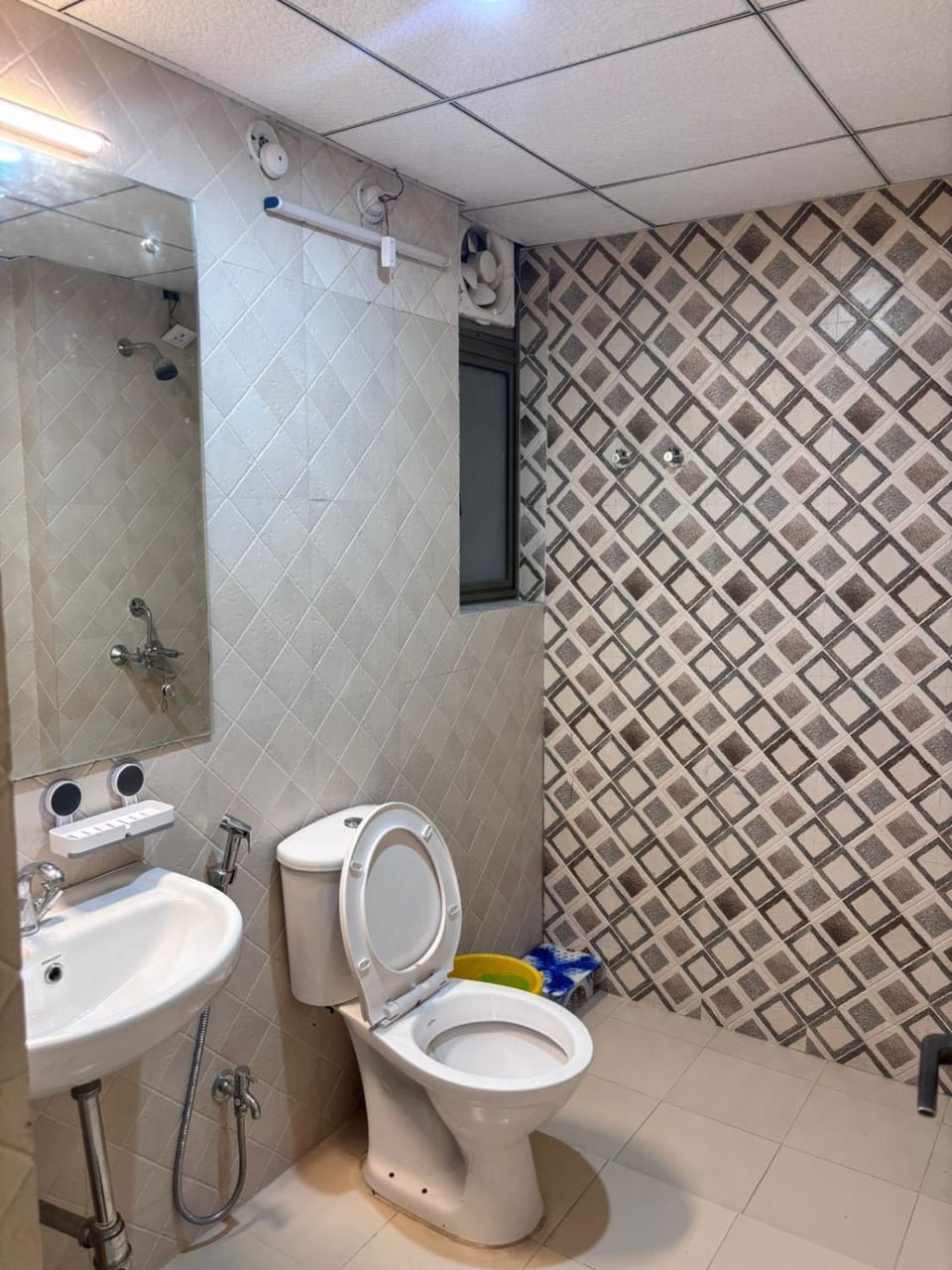 Basera Amber Luxury & Affordable 2bhk Stay LULU Mall Apartment in Lucknow