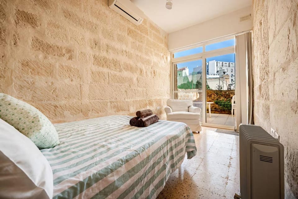 Bed, Garden, Garden, View (from property/room), View (from property/room), Bedroom, wardrobe