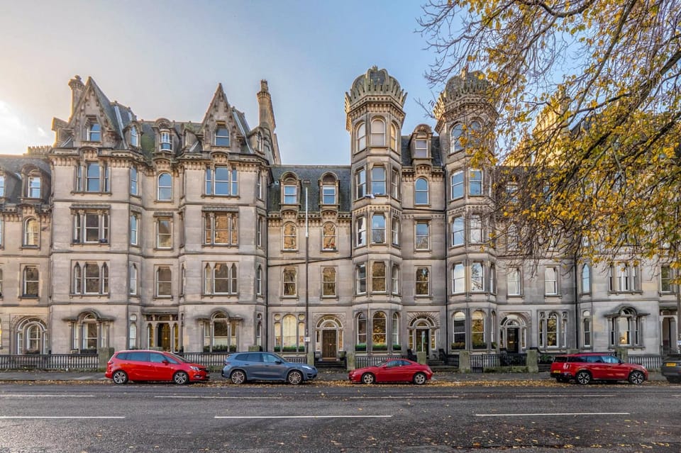 Old Town Castle View 4 Bedroom 5 beds Sleeps 10 Apartment in Edinburgh