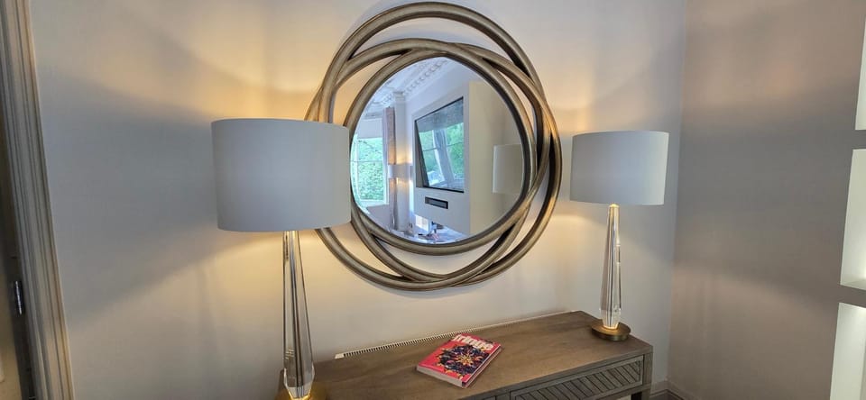 Old Town Castle View 4 Bedroom 5 beds Sleeps 10 Apartment in Edinburgh
