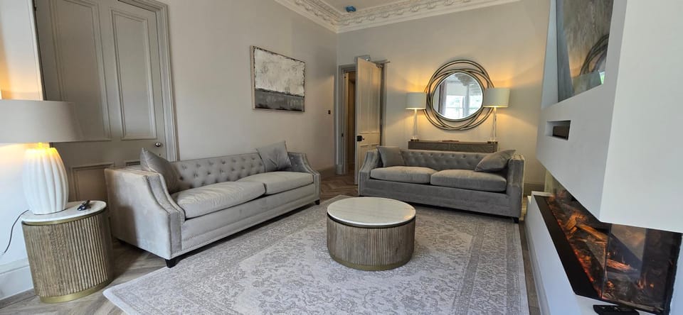 Old Town Castle View 4 Bedroom 5 beds Sleeps 10 Apartment in Edinburgh