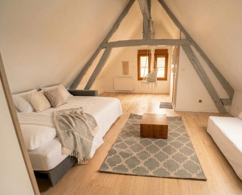 Bed, Living room, Photo of the whole room, Seating area, Bedroom