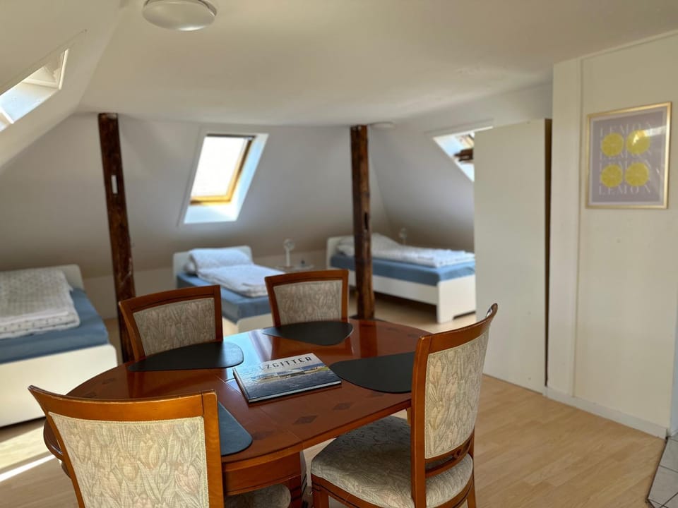 Dining area, Food