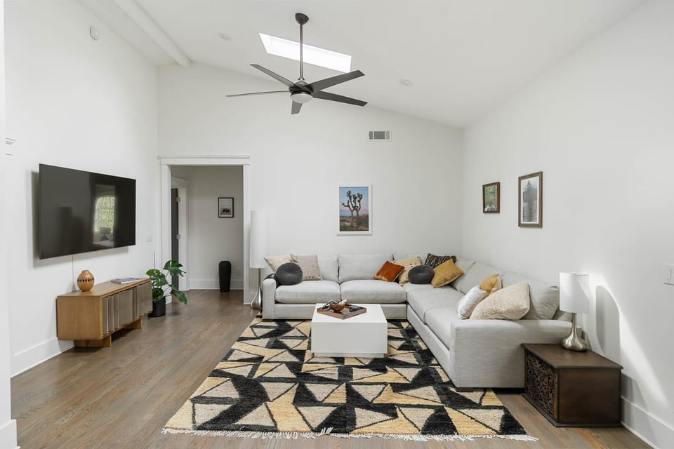 Communal lounge/ TV room, TV and multimedia, Living room, Seating area, Evening entertainment