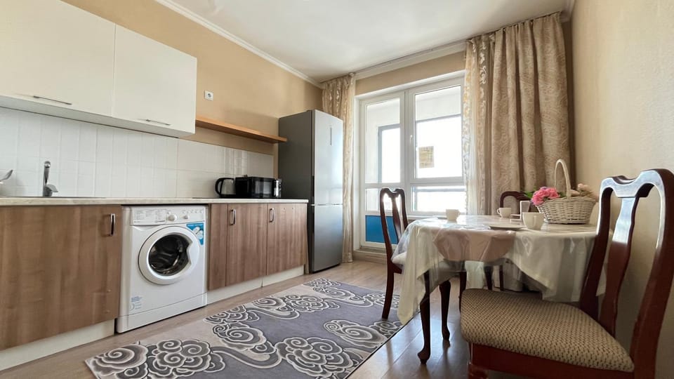 Kitchen or kitchenette, Dining area, stove, washing machine
