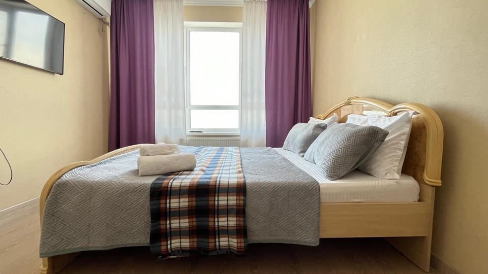 Bed, TV and multimedia, Photo of the whole room, Bedroom