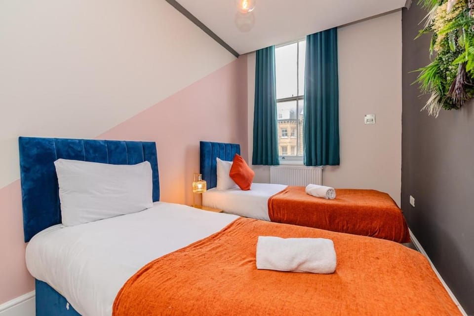 Two three Bedroom Flats in the same Building Sleep 16 Guests Apartment in Hove