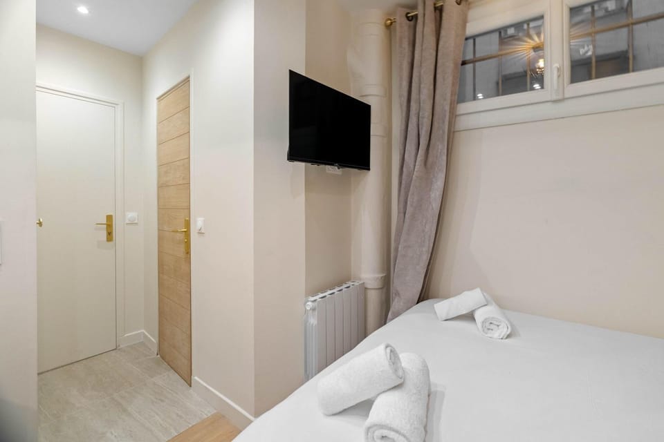 Bed, TV and multimedia, Bedroom, towels