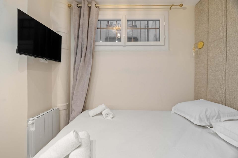 Bed, TV and multimedia, Bedroom, towels