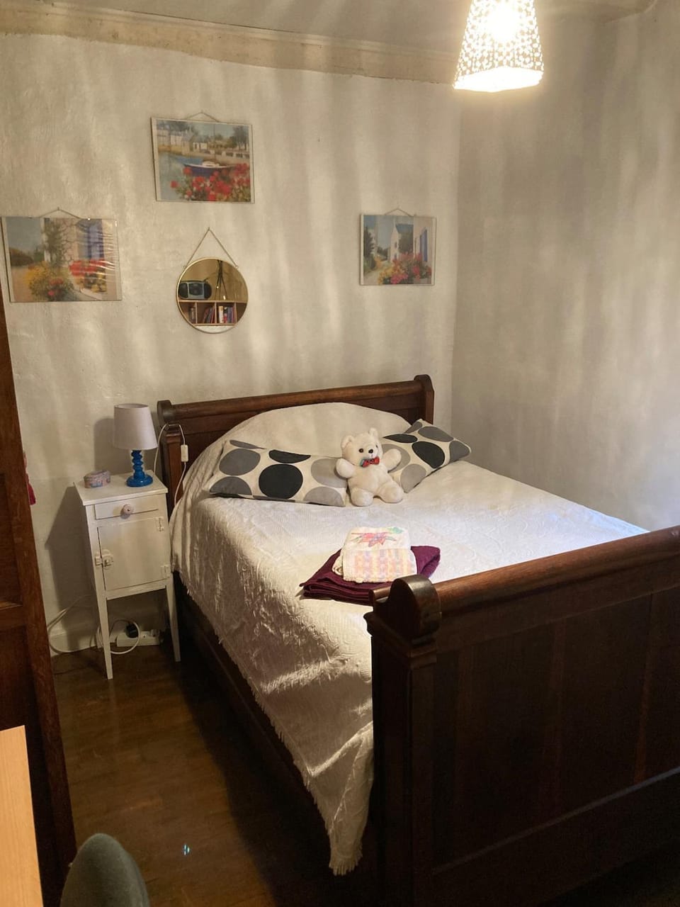 Photo of the whole room, towels