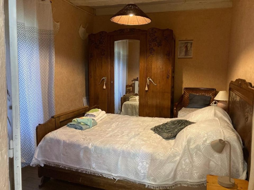 Photo of the whole room, towels