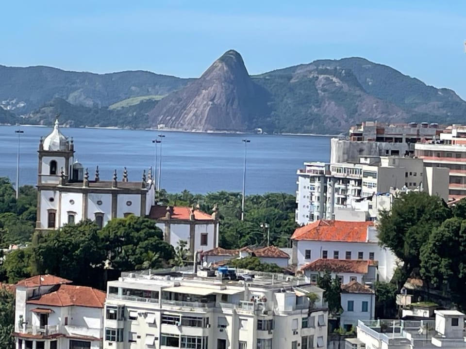 Spacious flat in Gloria with balcony and views Apartment in Santa Teresa