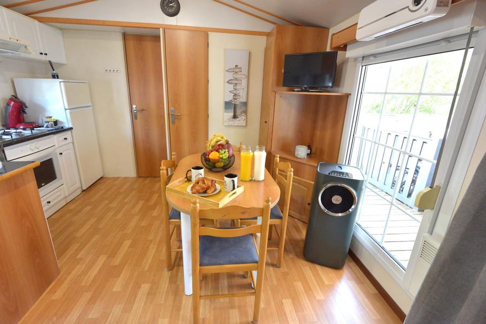 TV and multimedia, Coffee/tea facilities, Kitchen or kitchenette, Living room, Dining area, heating, stove, washing machine, air conditioner