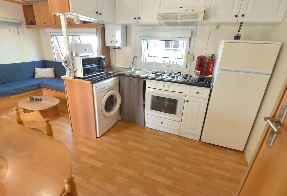 Coffee/tea facilities, Kitchen or kitchenette, Dining area, microwave, oven, stove, toaster, washing machine