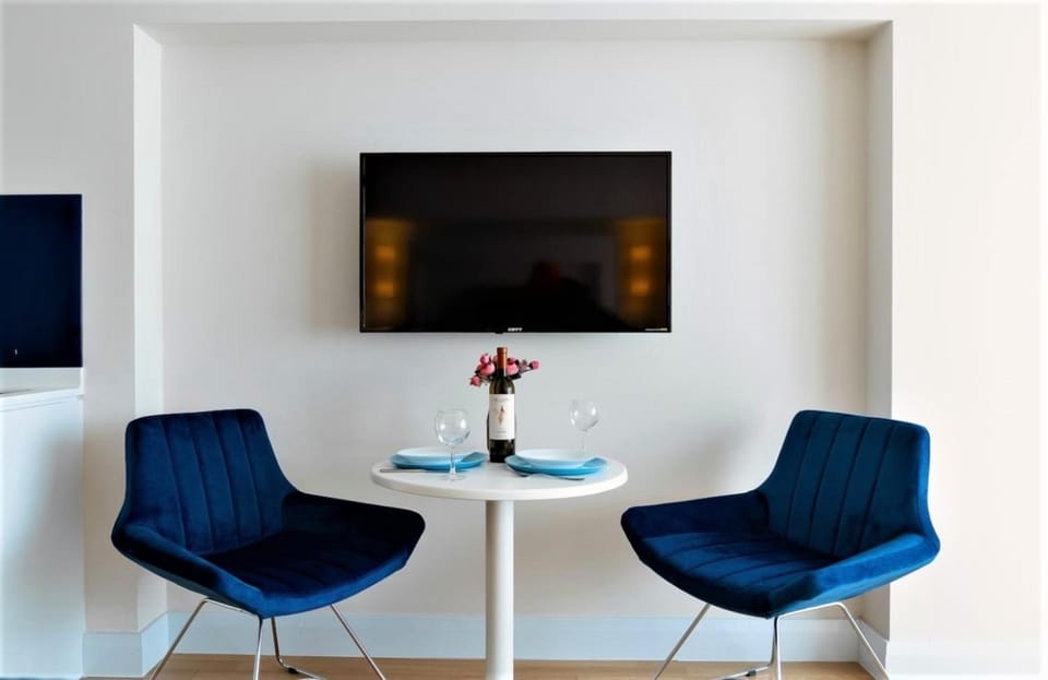 Communal lounge/ TV room, TV and multimedia, Living room, Seating area, Evening entertainment