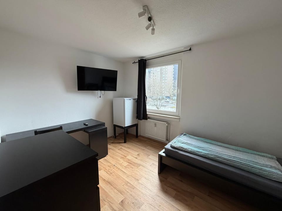 Bed, TV and multimedia, Photo of the whole room, Seating area, Bedroom, heating