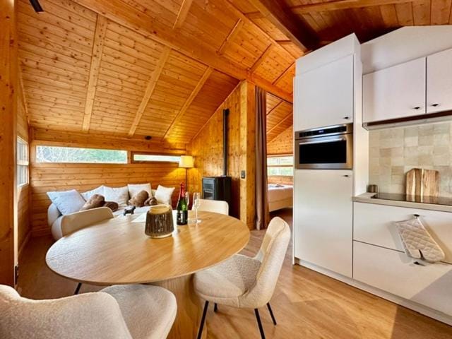 Seating area, Dining area