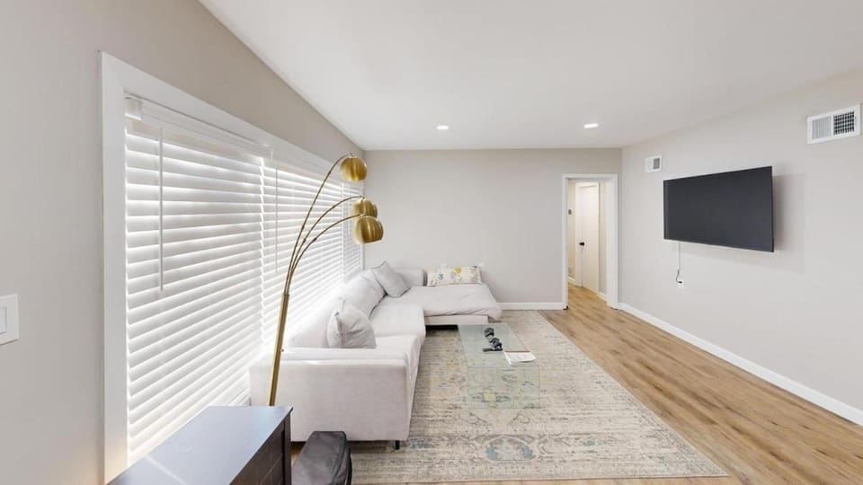 Spacious 4BR Loft - Outdoor Movie Theater House in El Cajon