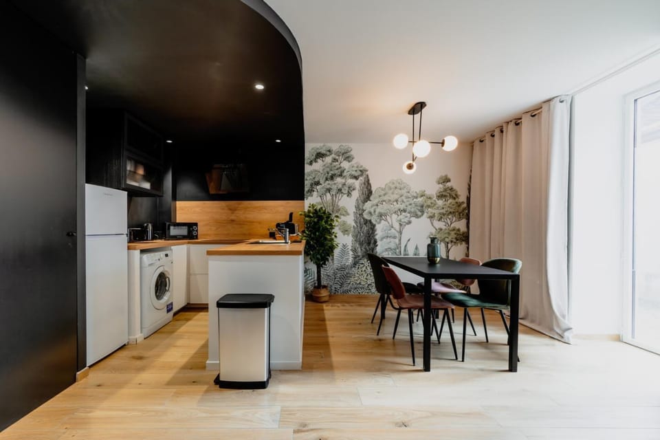 Kitchen or kitchenette, Dining area