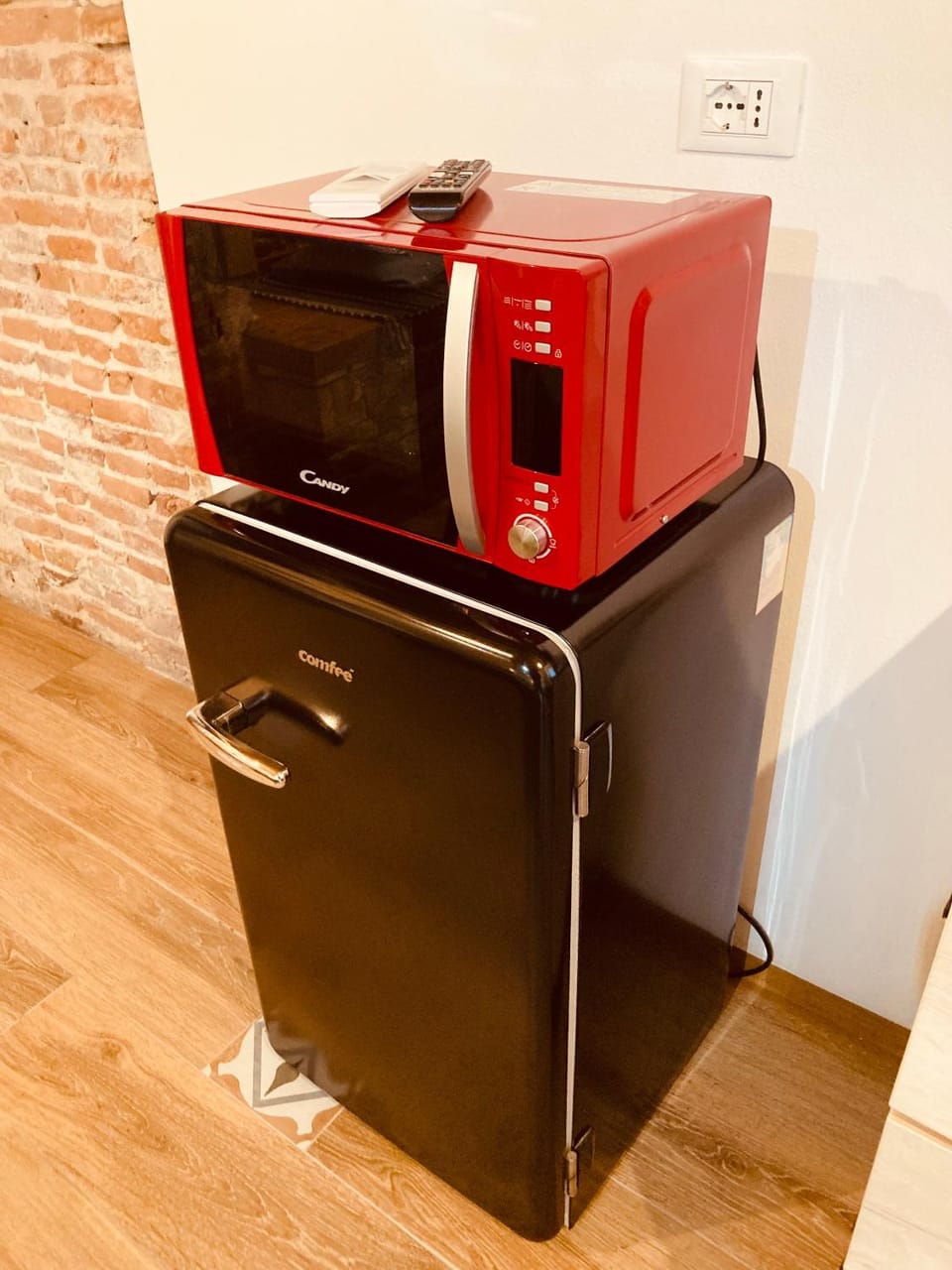 microwave, minibar
