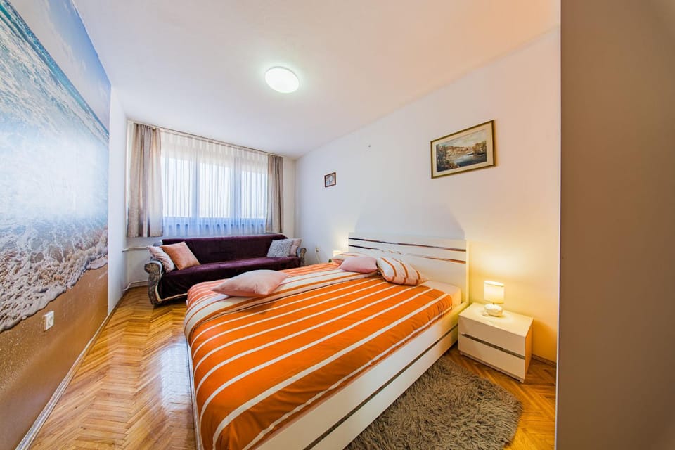 Bed, Seating area, Bedroom