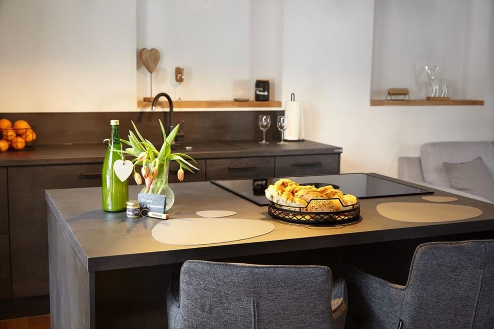 Kitchen or kitchenette, Seating area, Dining area