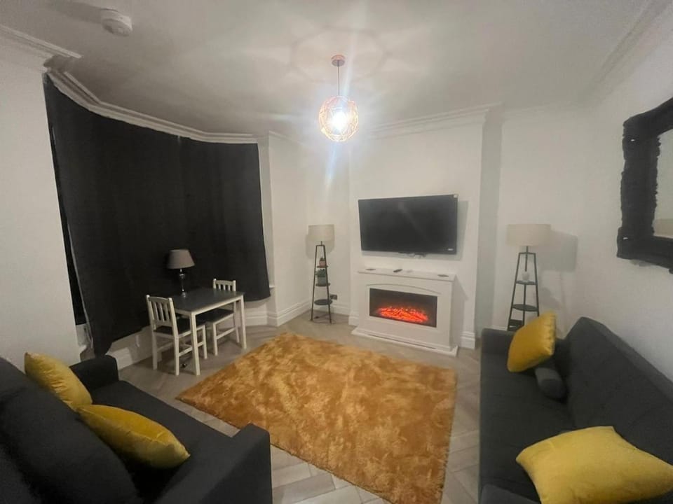 Coastal Retreat, Rhos-on-Sea, 1-Min Walk to Beach Apartment in Rhôs-on-Sea