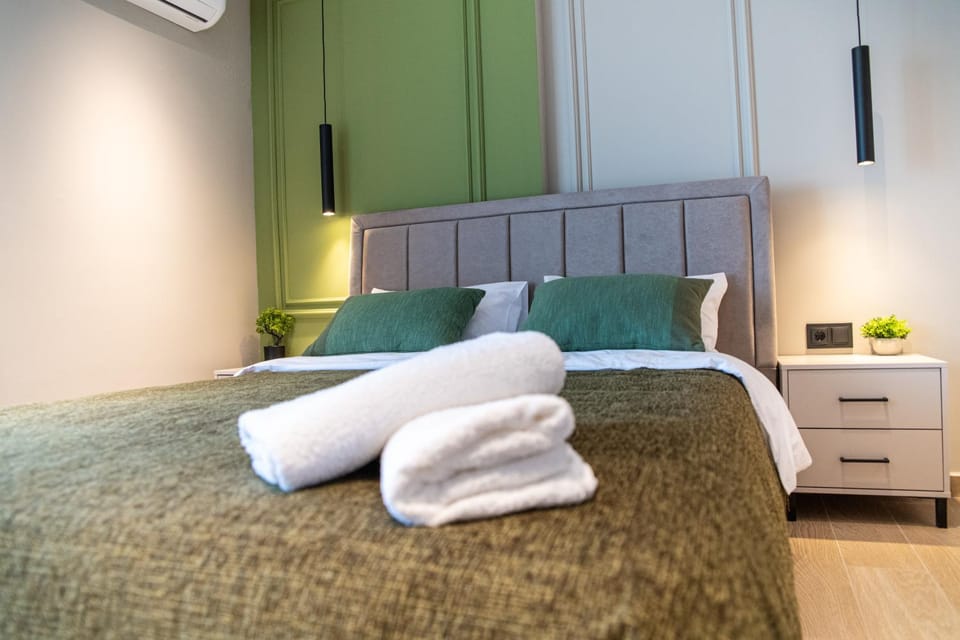 Bed, Bedroom, towels