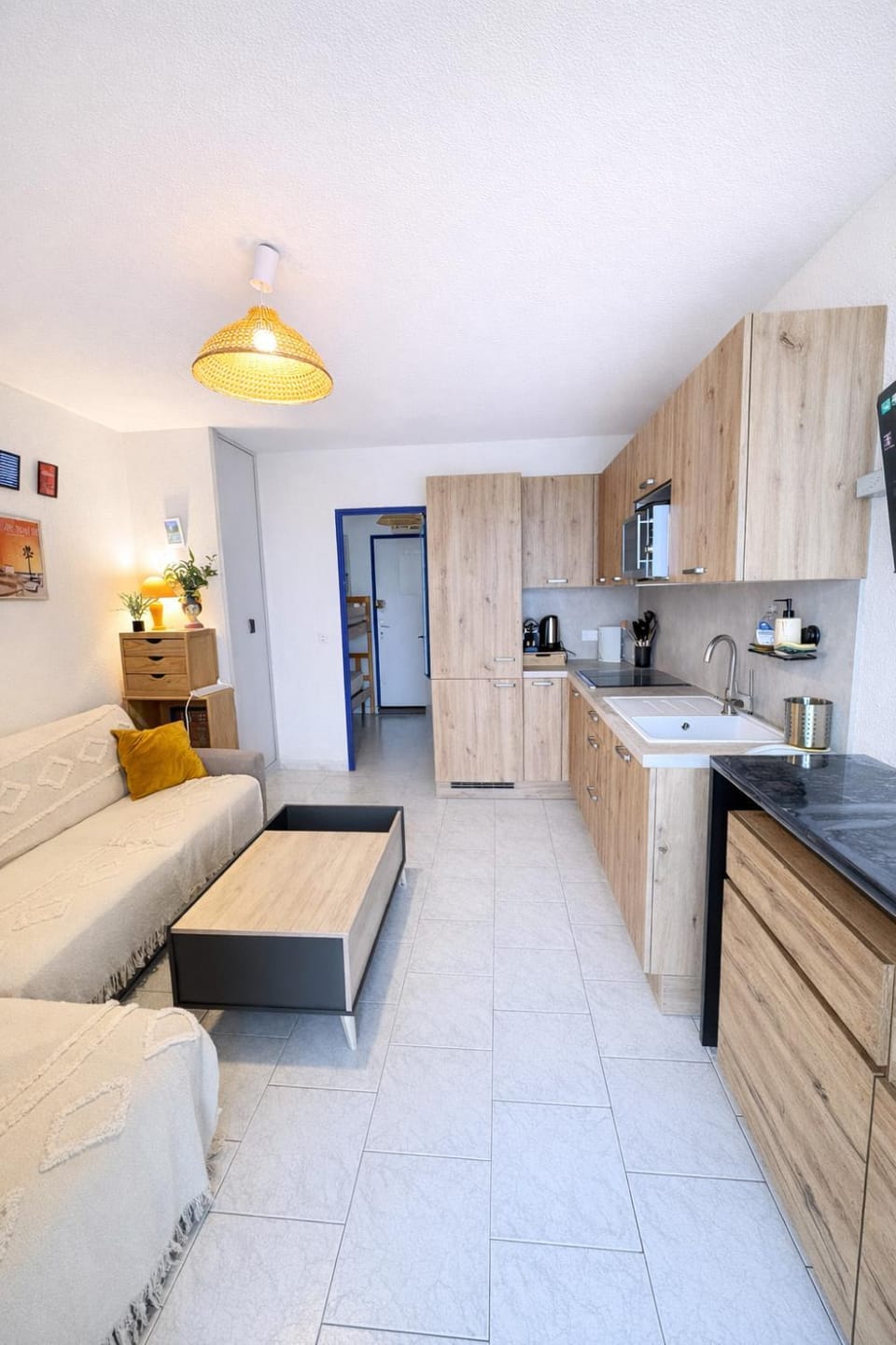 Property building, Kitchen or kitchenette, Living room, Seating area, Dining area, stove, toaster