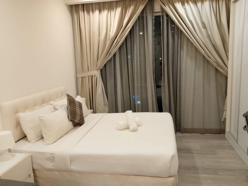 Bed, Seating area, Bedroom