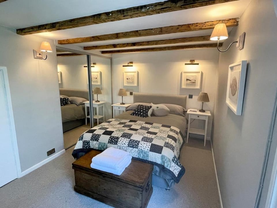 Cosy & elegant cottage in charming Newlyn House in England