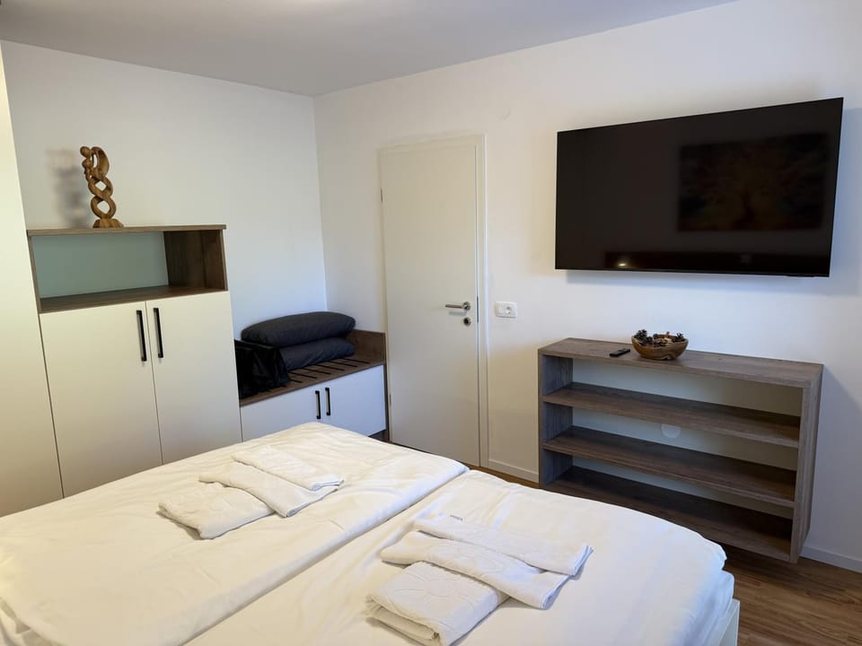 TV and multimedia, Bedroom, wardrobe