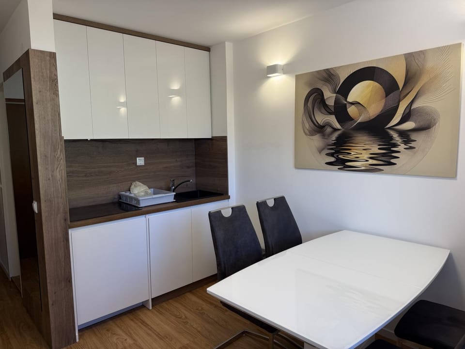 Kitchen or kitchenette, Dining area